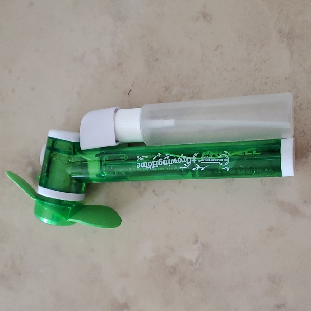 Battery Operated Misting Handheld Fan nwot